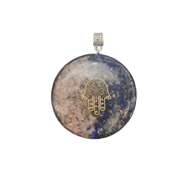 Pendente Orgonite Mão de Fátima com Quartzo Cristal e Lápis Lazuli